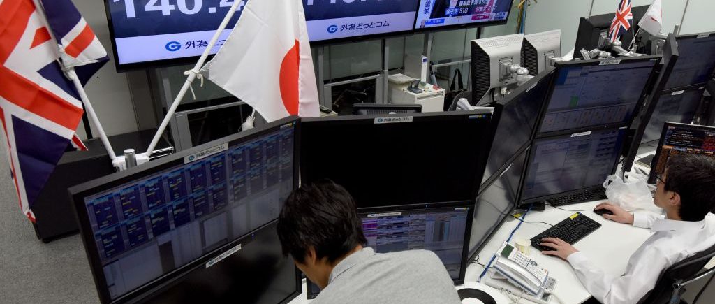 الإسترليني/ ين